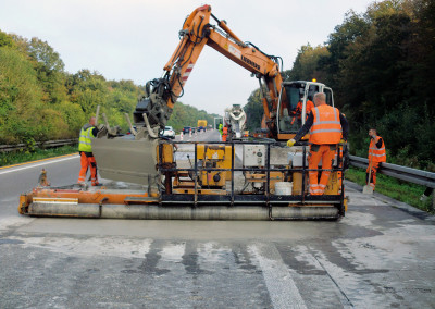 Rollenfertiger beim Einbau einer Betonfahrbahn