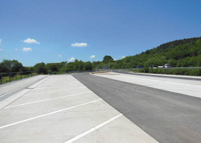 Betonfahrbahn auf einem Parkplatz