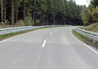 Absicherung einer Landstraße mit Stahlschutzplanken