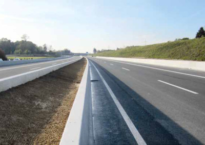 Saubere Gestaltung des Mittelstreifens mit gleichzeitiger Wasserführung durch Betonschutzwände