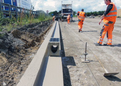 Fundament mit Auflager für Betonschutzwand (BSW) im Autobahnbau