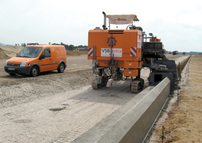 Spezialfundament mit Rückenstütze für Schlitzrinnen - Gleitformbau